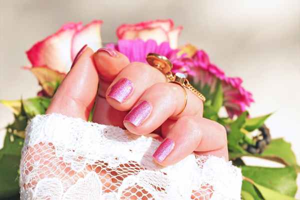 Poznaj zalety najmodniejszego manicure – manicure hybrydowy